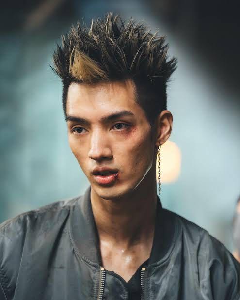 清水尋也在真人版電影《東京復仇者》系列飾演「半間修二」。