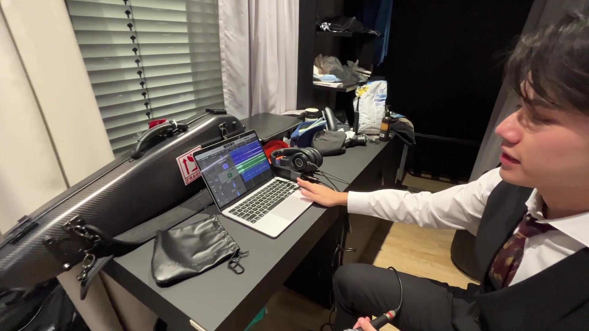 Andrew即使時差亦會緊密與組員聯繫。