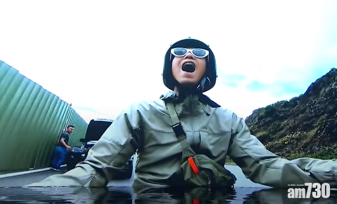 小鬼騎著電單車道別,「嘩﹗這是終點站嗎?確定﹗最後一步囉,拜拜﹗」教人心酸。(廣播電視金鐘獎YouTube截圖)