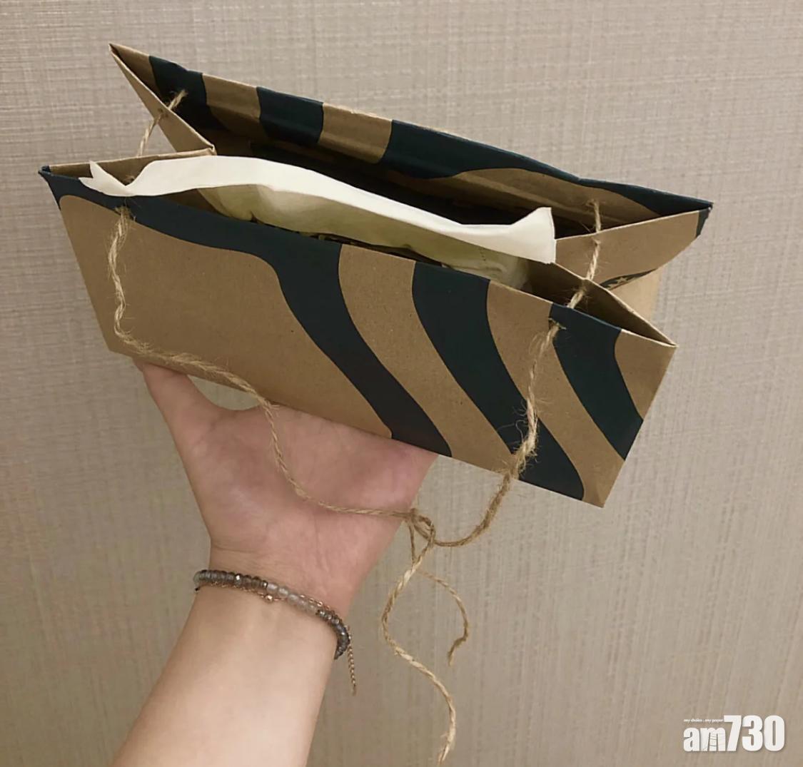 更換紙巾盒時只需要拆掉蝴蝶結即可。