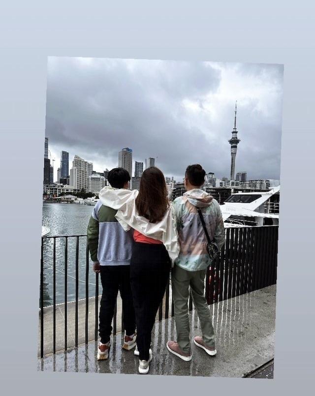 李嘉欣一家三口生活幸福。