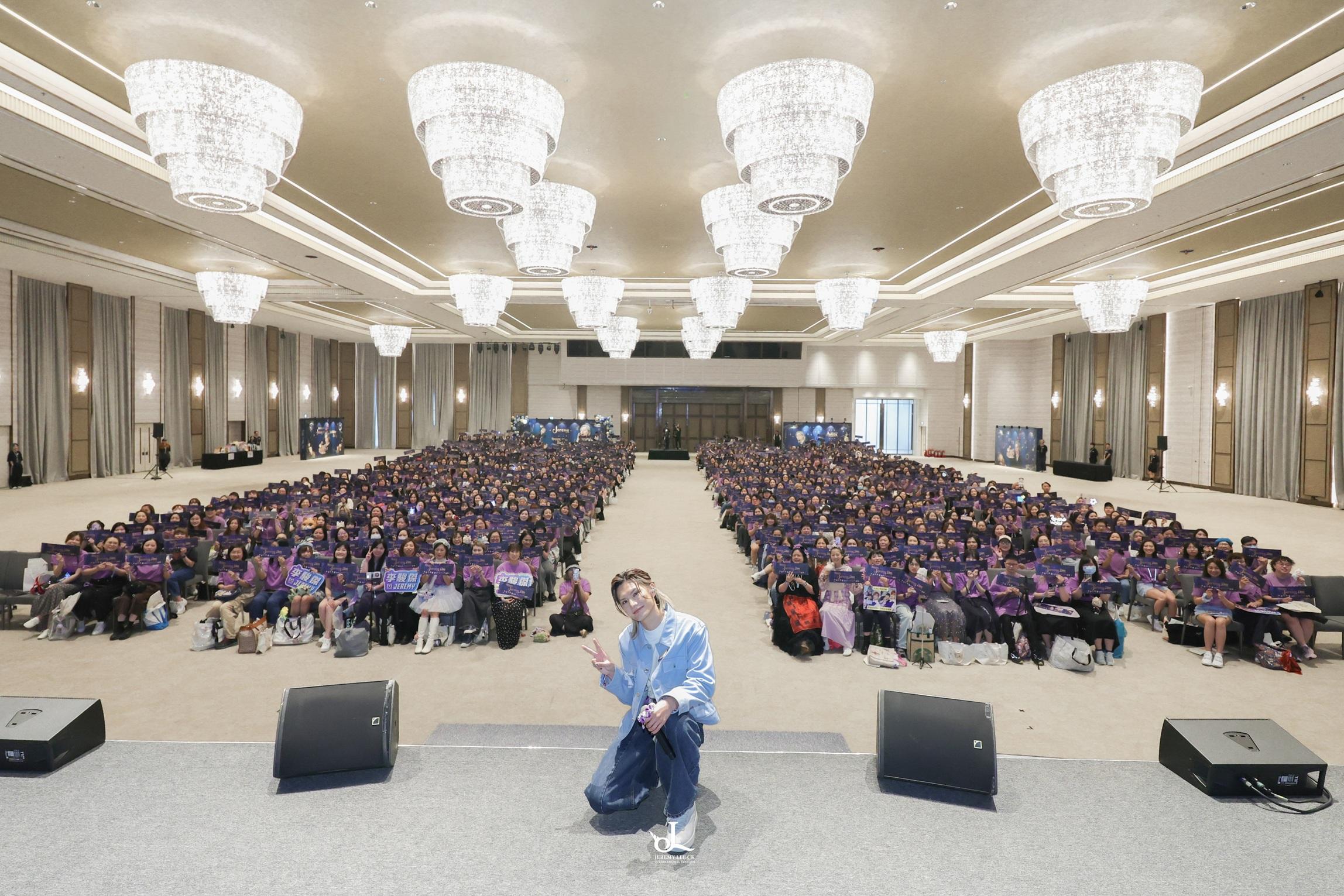 Jeremy李駿傑在生日會上,與逾千歌迷大合照。