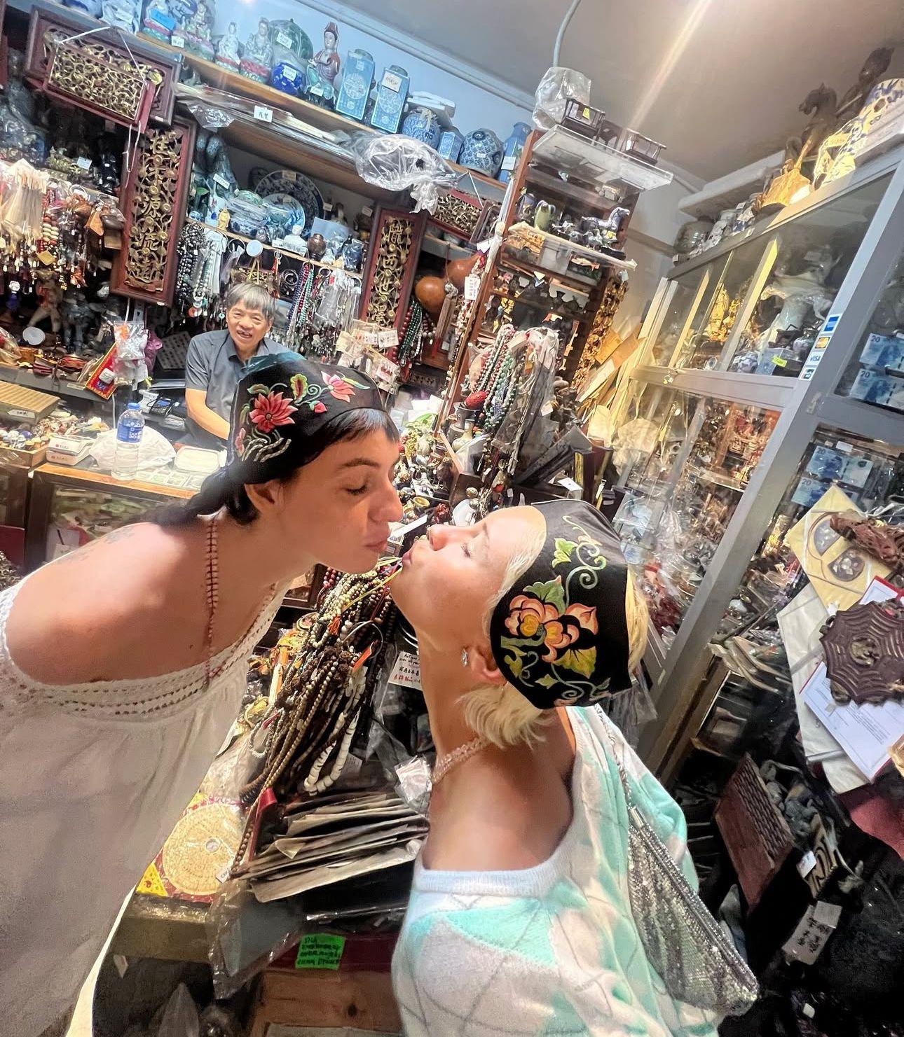 Iris Law又參觀香港的古董店。