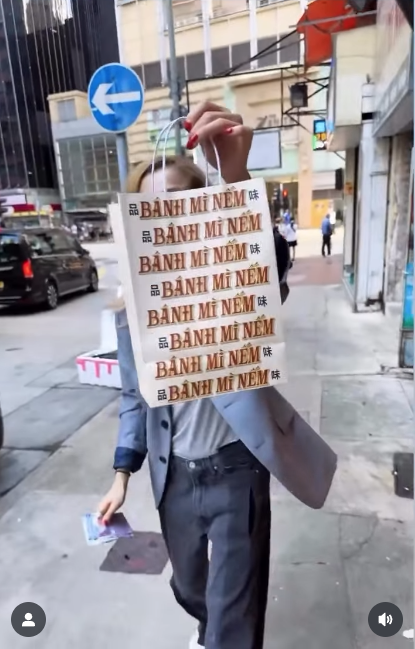 Sammi舉起印了店名的外賣袋,俾大家睇清楚店名。(影片截圖IG:sammi_chengsauman)