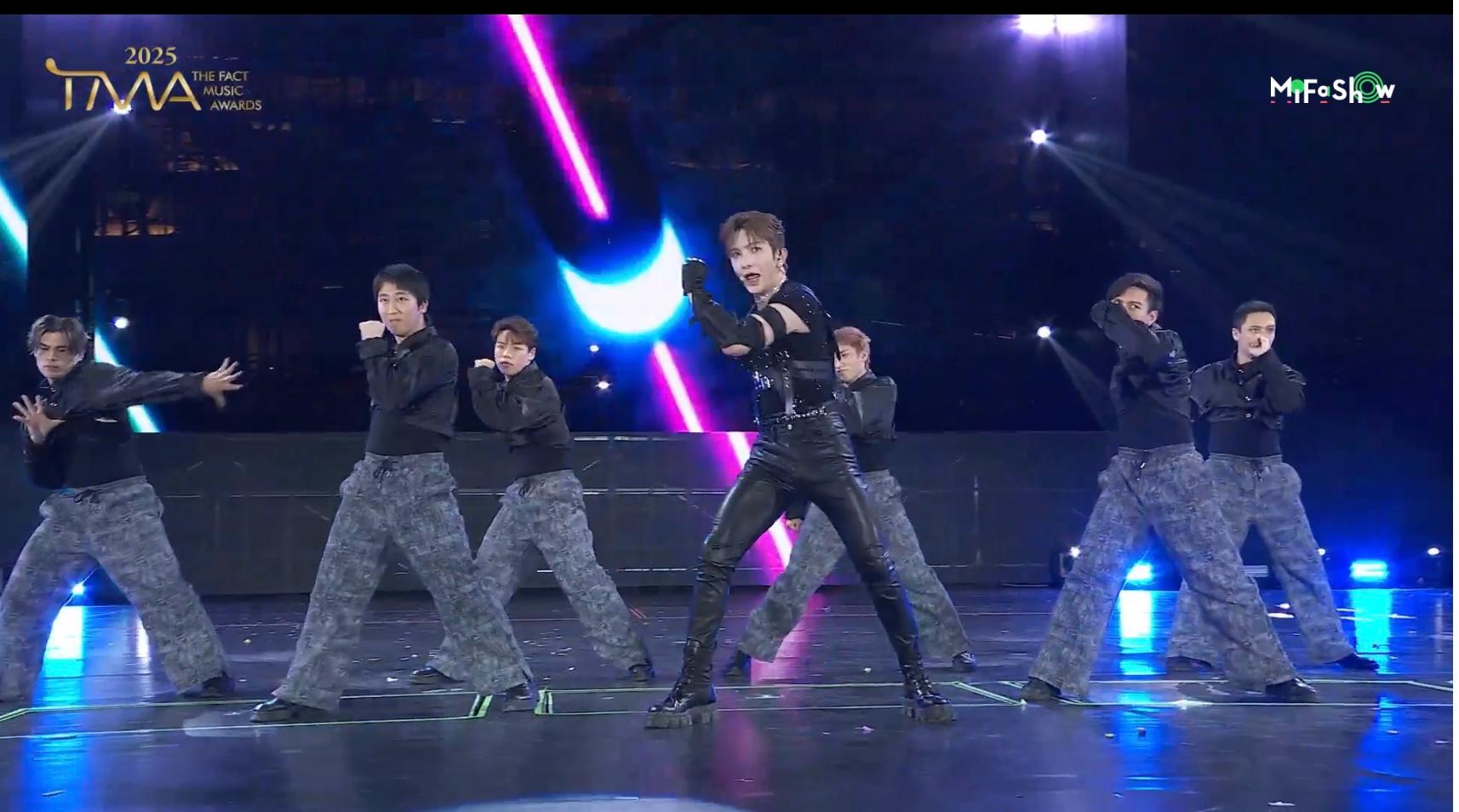 Anson Lo盧瀚霆首次踏上TMA盛會,為觀眾跳《Mr. Stranger》。(直播截圖)