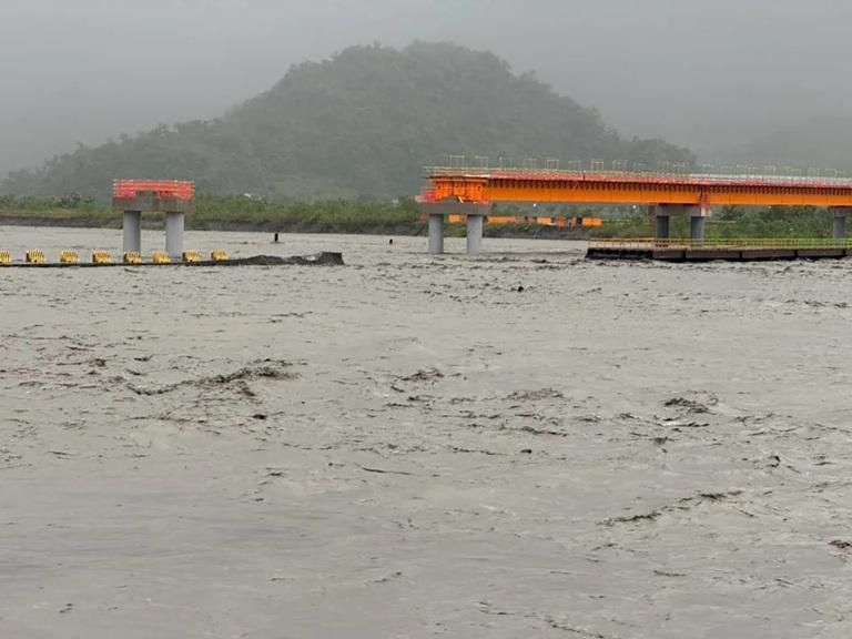 颱風樺加沙|花蓮塌橋汽車被洪水沖走 女子奮力抱電柱保命
