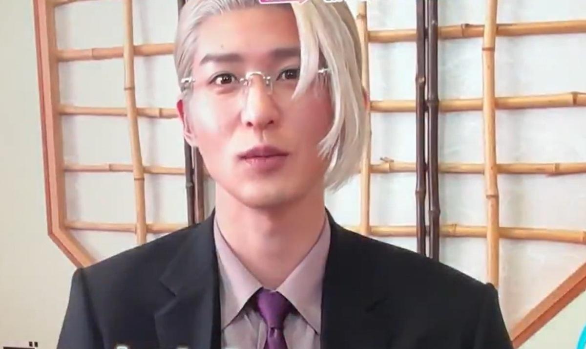 目黑蓮以坂本太郎造型接受電視台訪問。