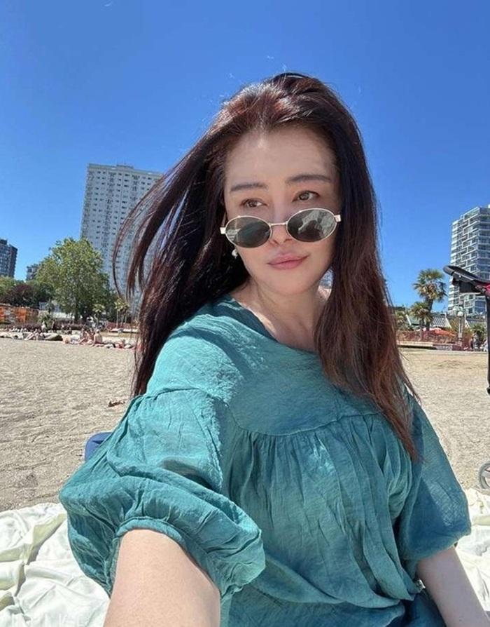 王祖賢早前自拍沙灘照,好有少女味。