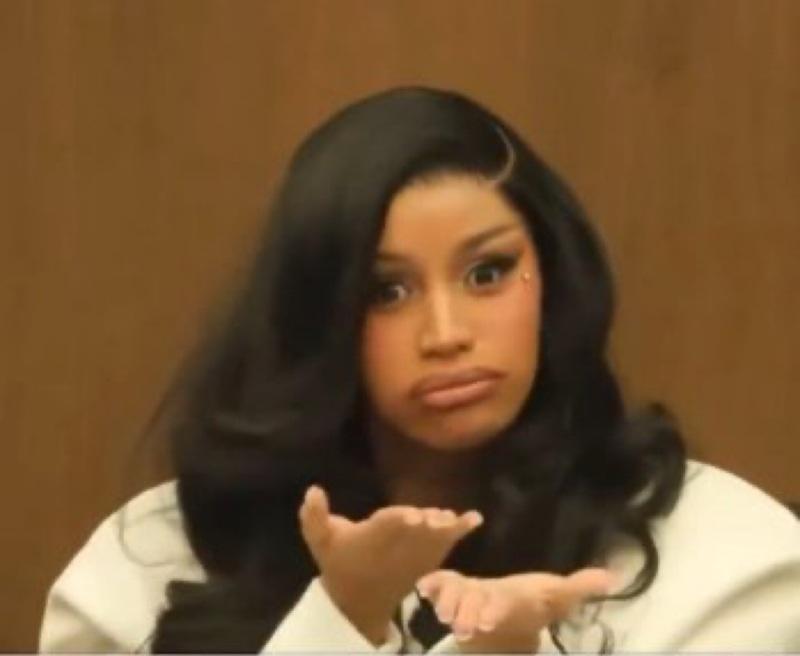 Cardi B審訊表情爆紅獲勝訴 庭外掟筆怒罵記者