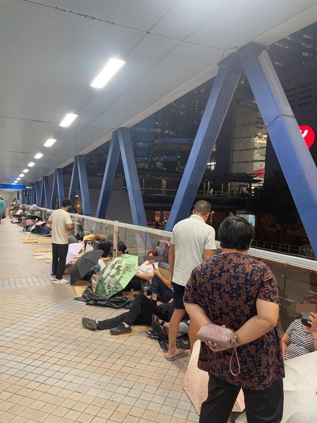 中環IFC通往碼頭的行人天橋,有不少銀髮族人士排隊。(網片截圖)