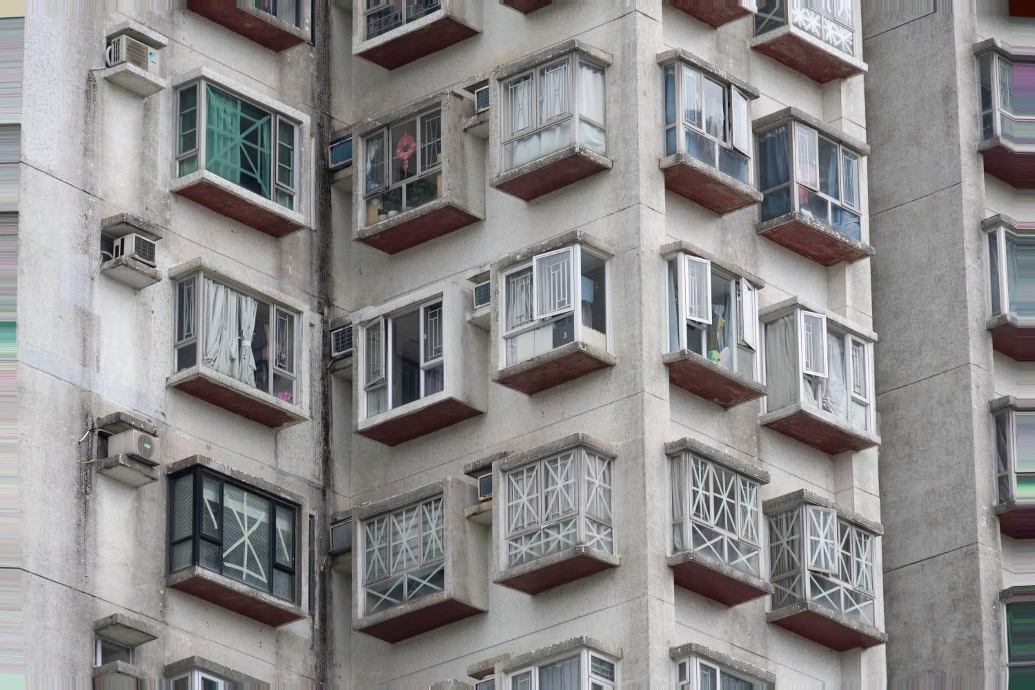 颱風樺加沙| 天文台於下午2時20分改發八號前夕,市面做好防風措施。(蘇文傑攝)