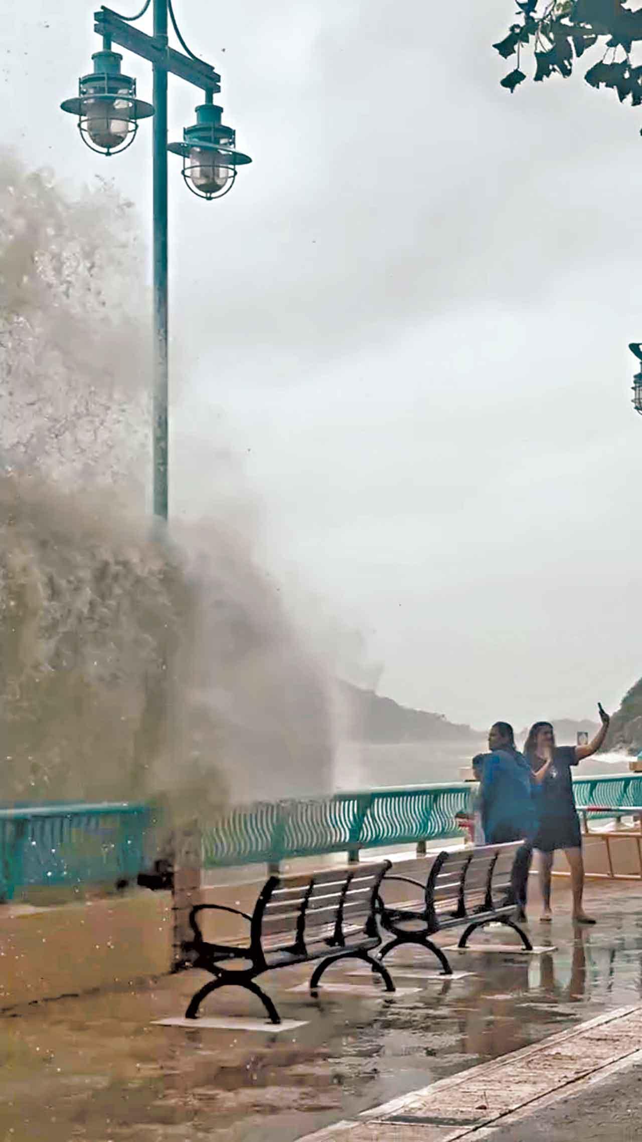 涉疏忽照顧母與友人帶童觀浪被捕