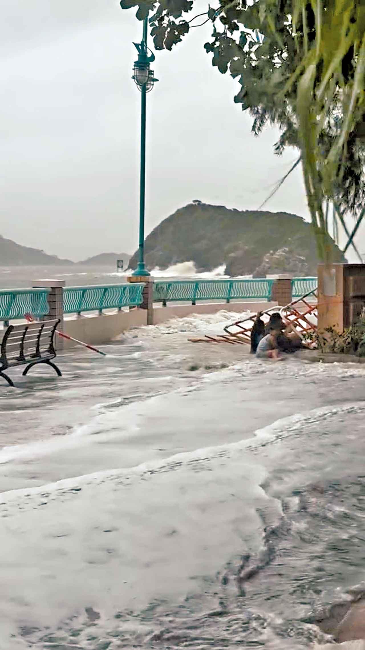 涉疏忽照顧母與友人帶童觀浪被捕