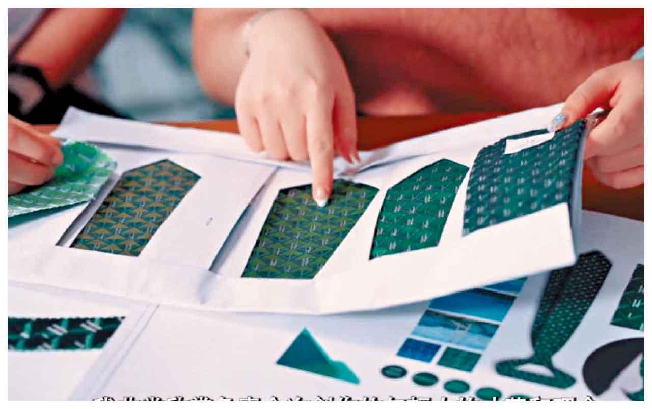 李家超繫上由香港高等教育科技學院(THEi)師生設計的領呔