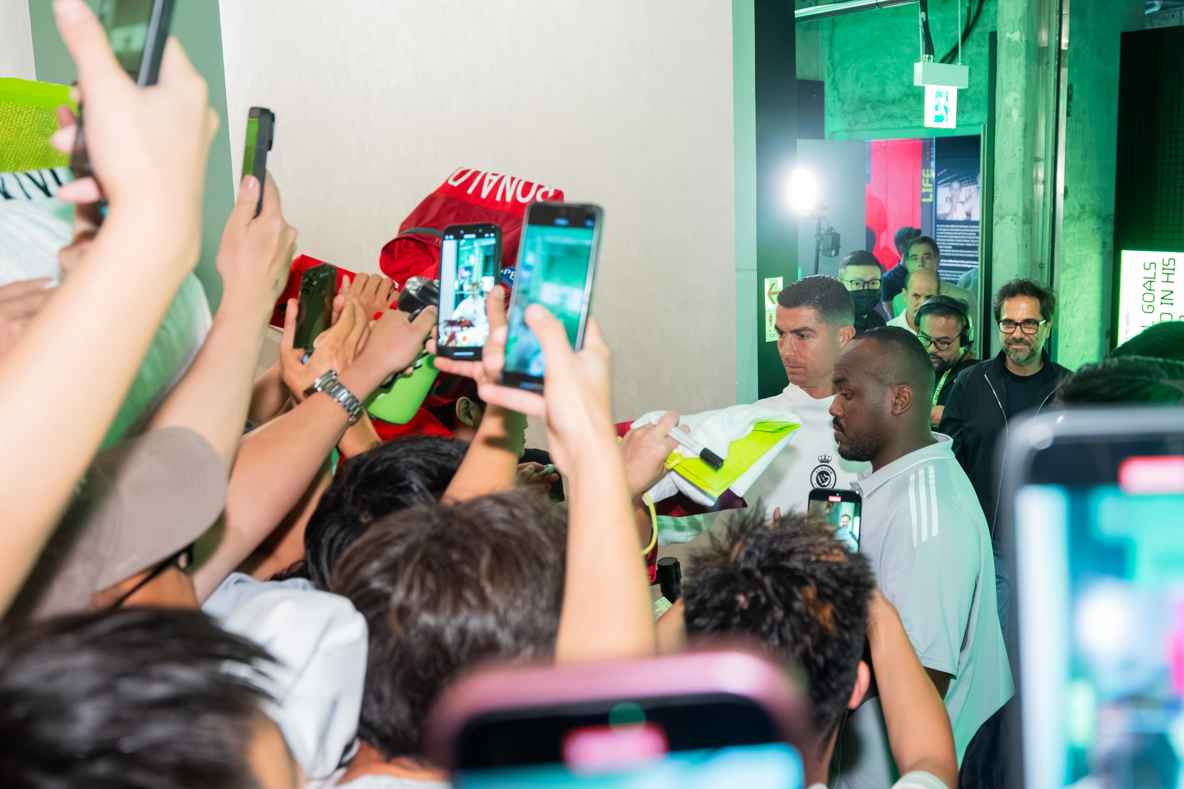 C朗在K11 MUSEA參觀CR7®️LIFE香港博物館期間,大批球迷蜂擁而至。(新世界提供)