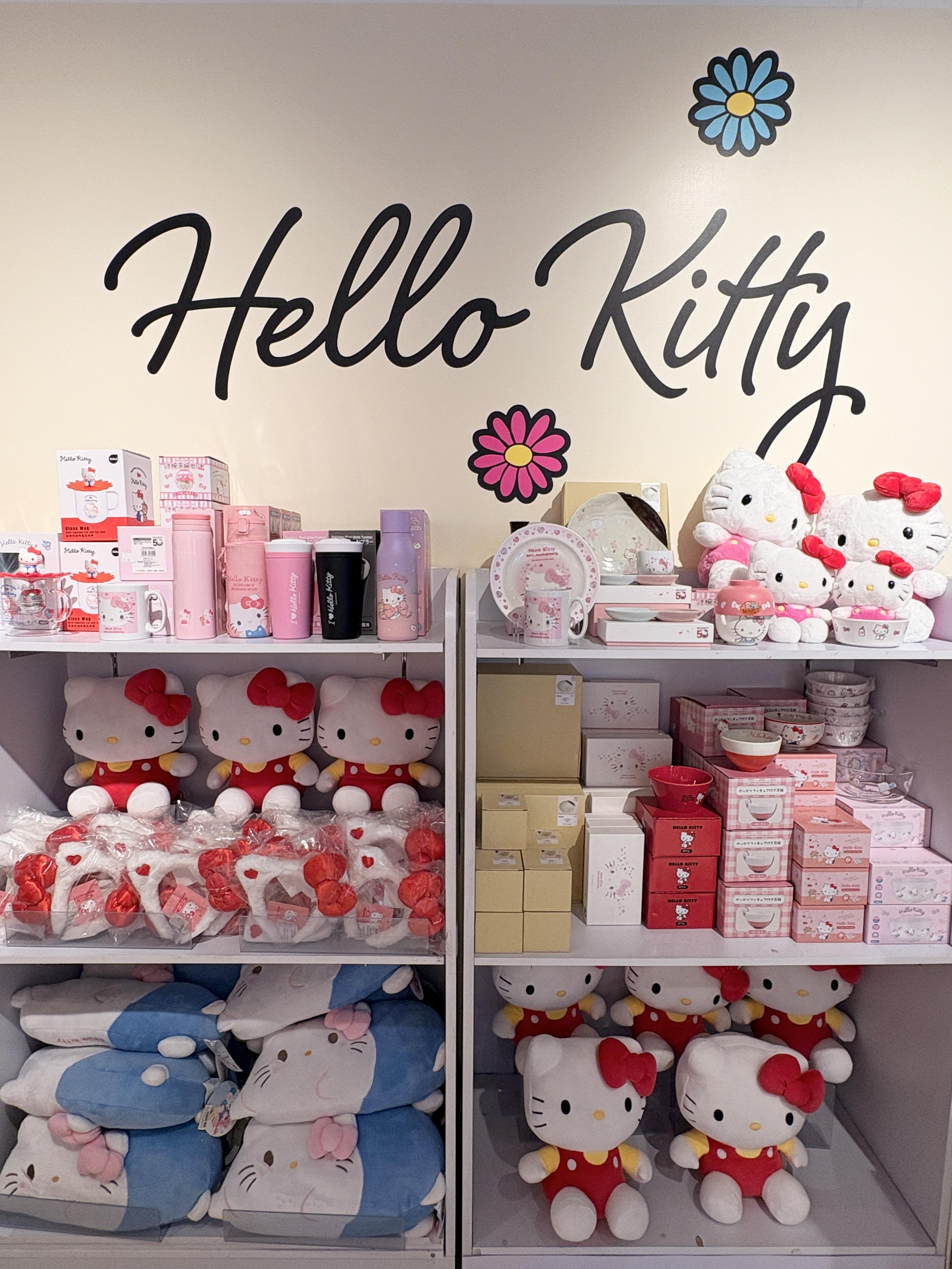 限定店設多款Hello Kitty周邊。