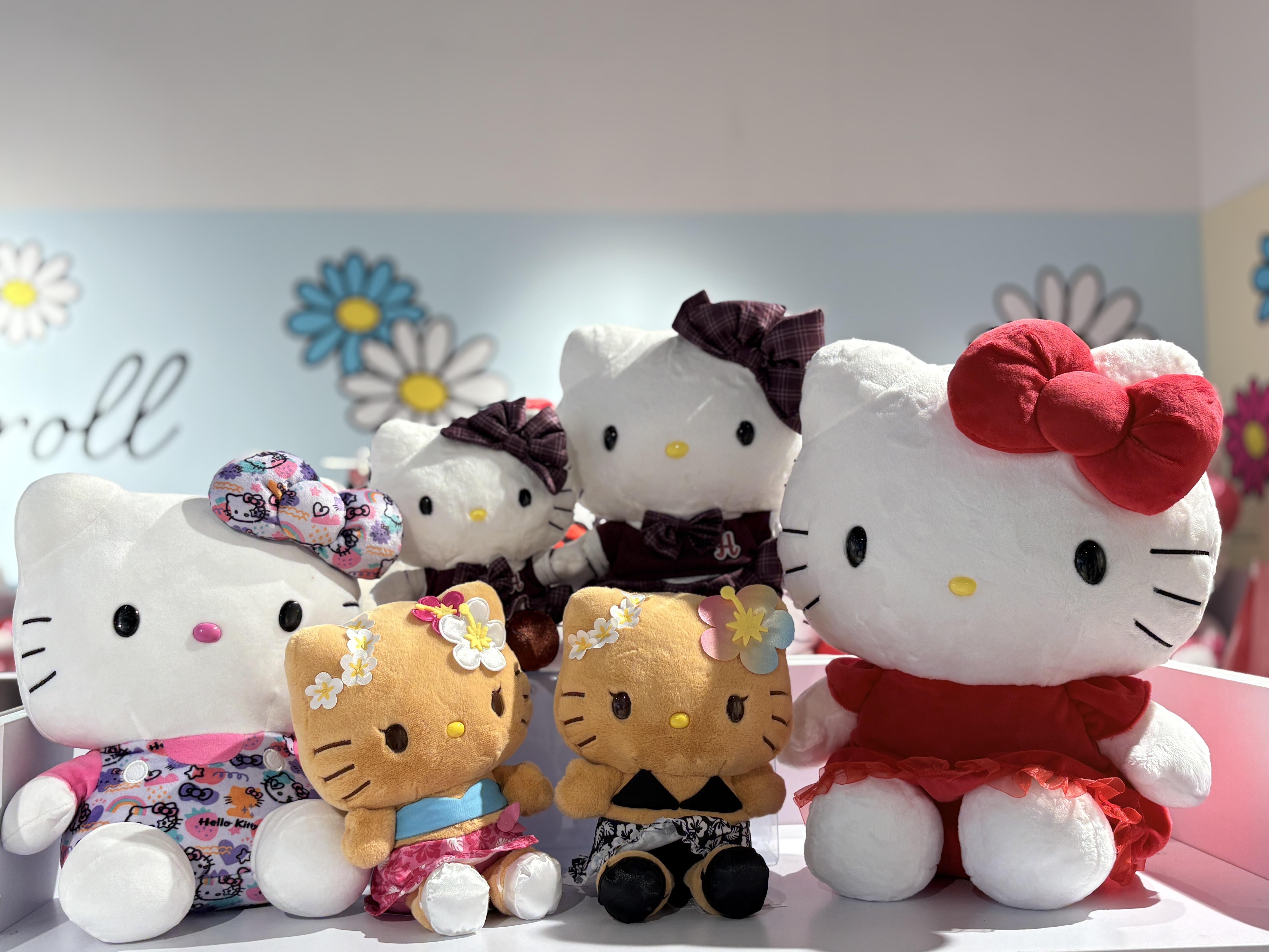 限定店設多款Hello Kitty毛公仔。