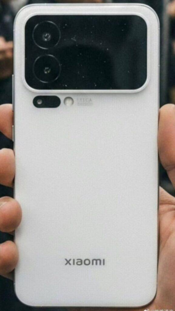 根據知名爆料者Ishan Agarwal所分享的圖片,疑似為Xiaomi 16 Pro Max的機身背面設計遭到曝光。