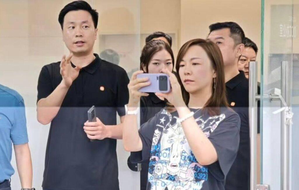 根據知名爆料者Ishan Agarwal所分享的圖片,疑似為Xiaomi 16 Pro Max的機身背面設計遭到曝光。