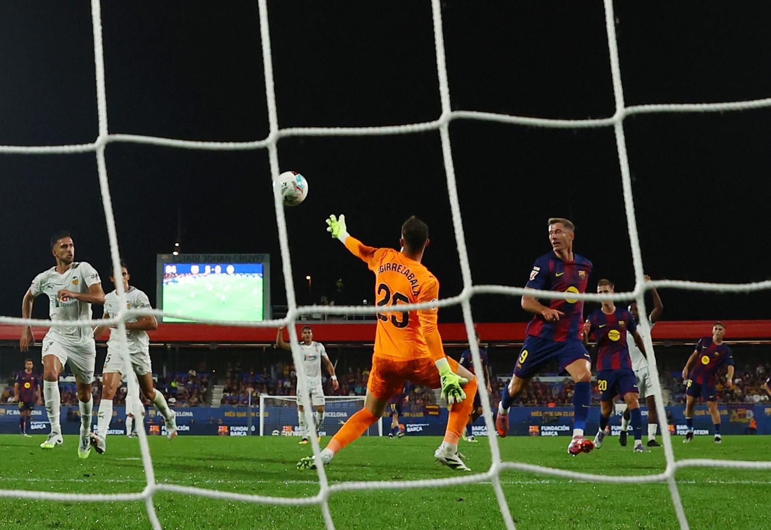 利雲杜夫斯基為巴塞隆拿射成6:0。(路透社)