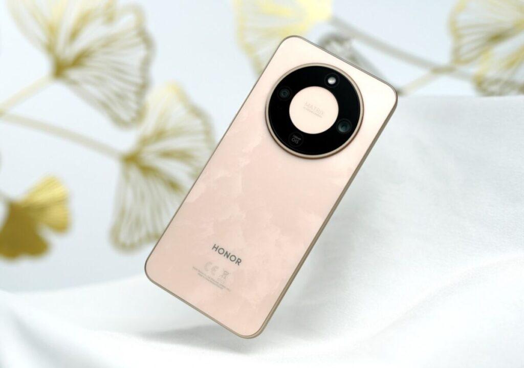 新機延續了深受歡迎的「紅褐色」版本,並新增「日光金」配色。