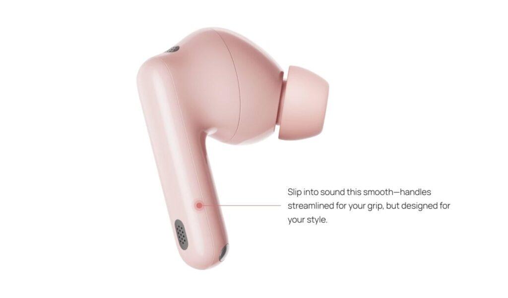 機身設計經過優化,單邊耳機尺寸為 31.9 x 21 x 24.6mm,重量僅 5.4g,佩戴舒適無負擔。充電艙採用 57.8 x 57.8 x 27.8mm 的緊湊設計,重量為 36.5g,便於隨身攜帶。