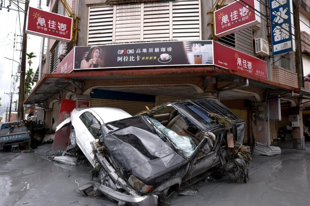 大量泥水湧入花蓮市區,汽車基本上全被淹浸甚至沖毀。(路透社)