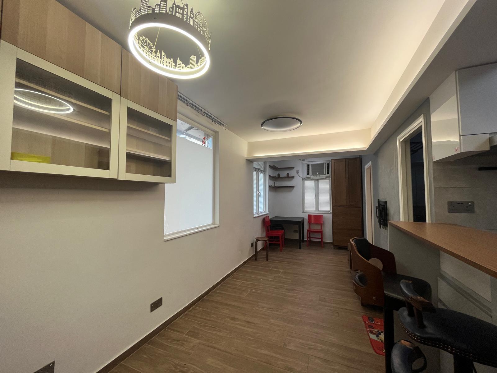 全屋裝修簇新雅緻,長形大廳十分實用。