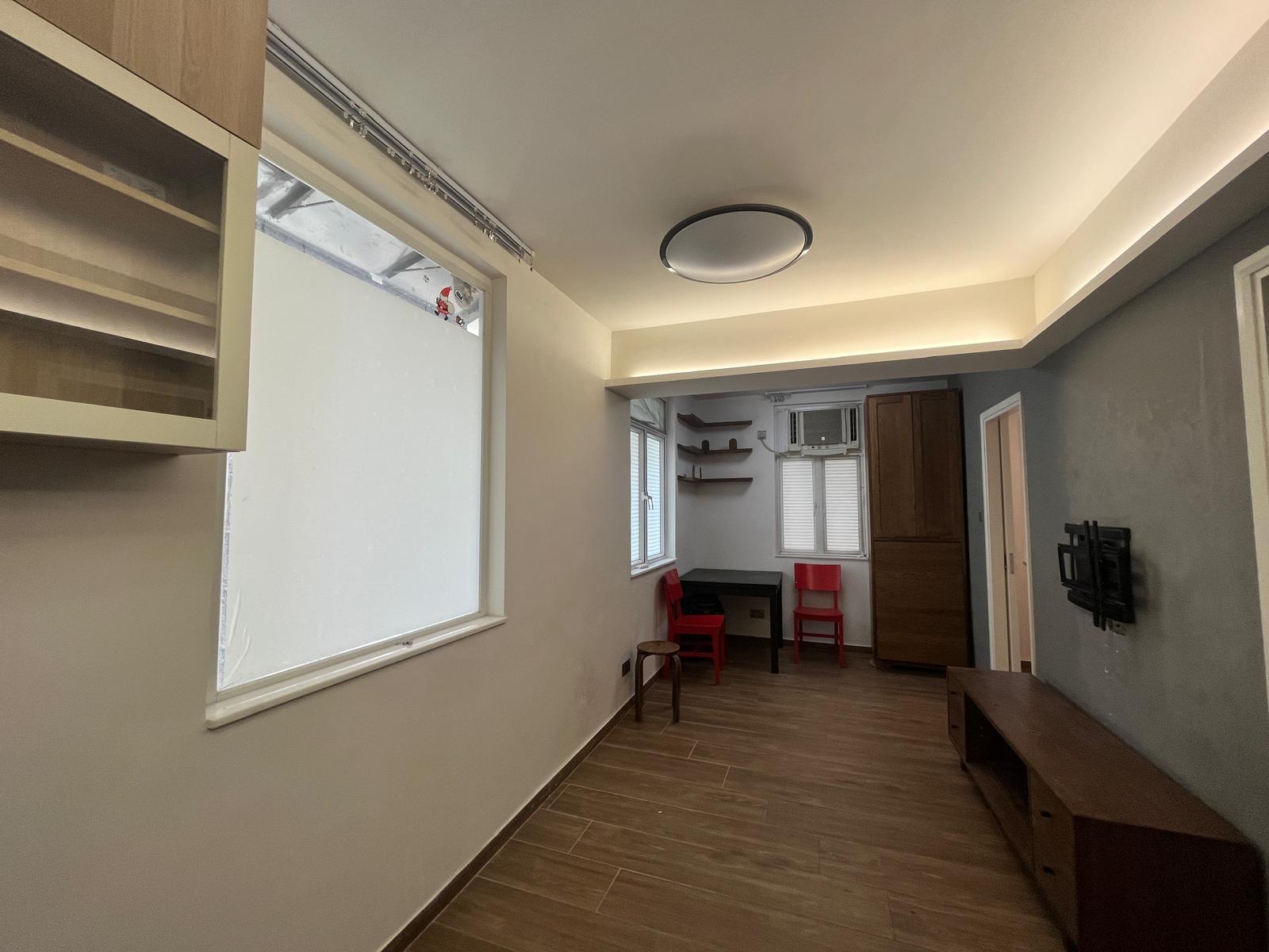 單位設有不少訂製傢俱,提供不少收納空間。