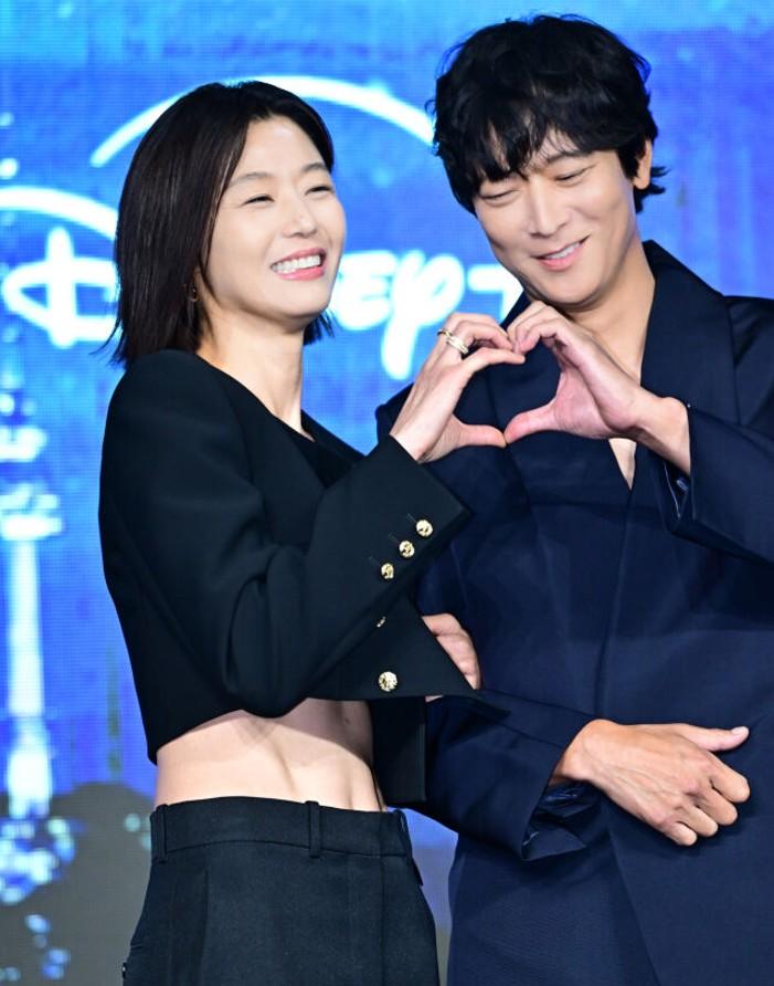 全智賢露腰登場,人魚線清晰可見。