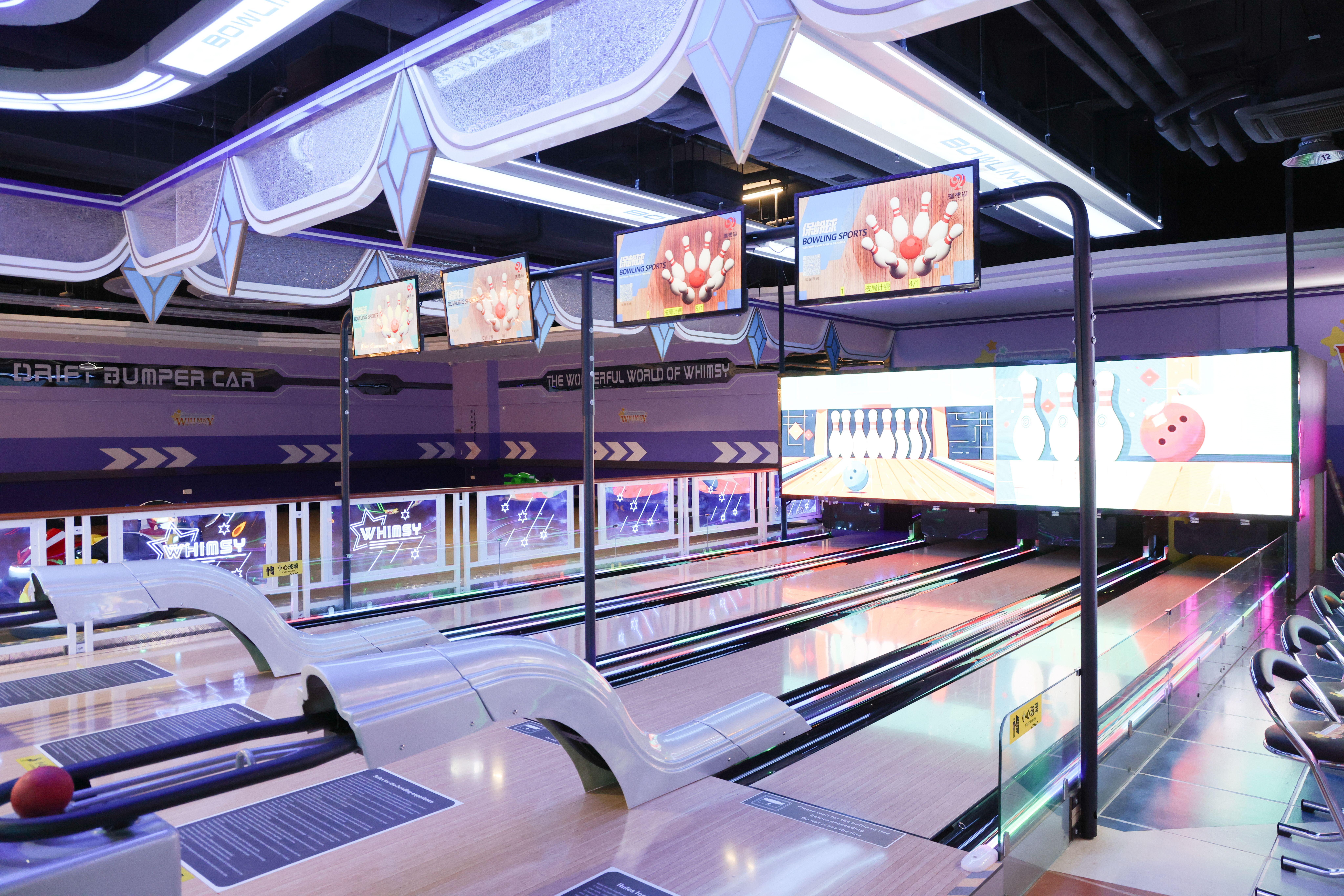 全港獨有小童版保齡球場。(吳康琦攝)