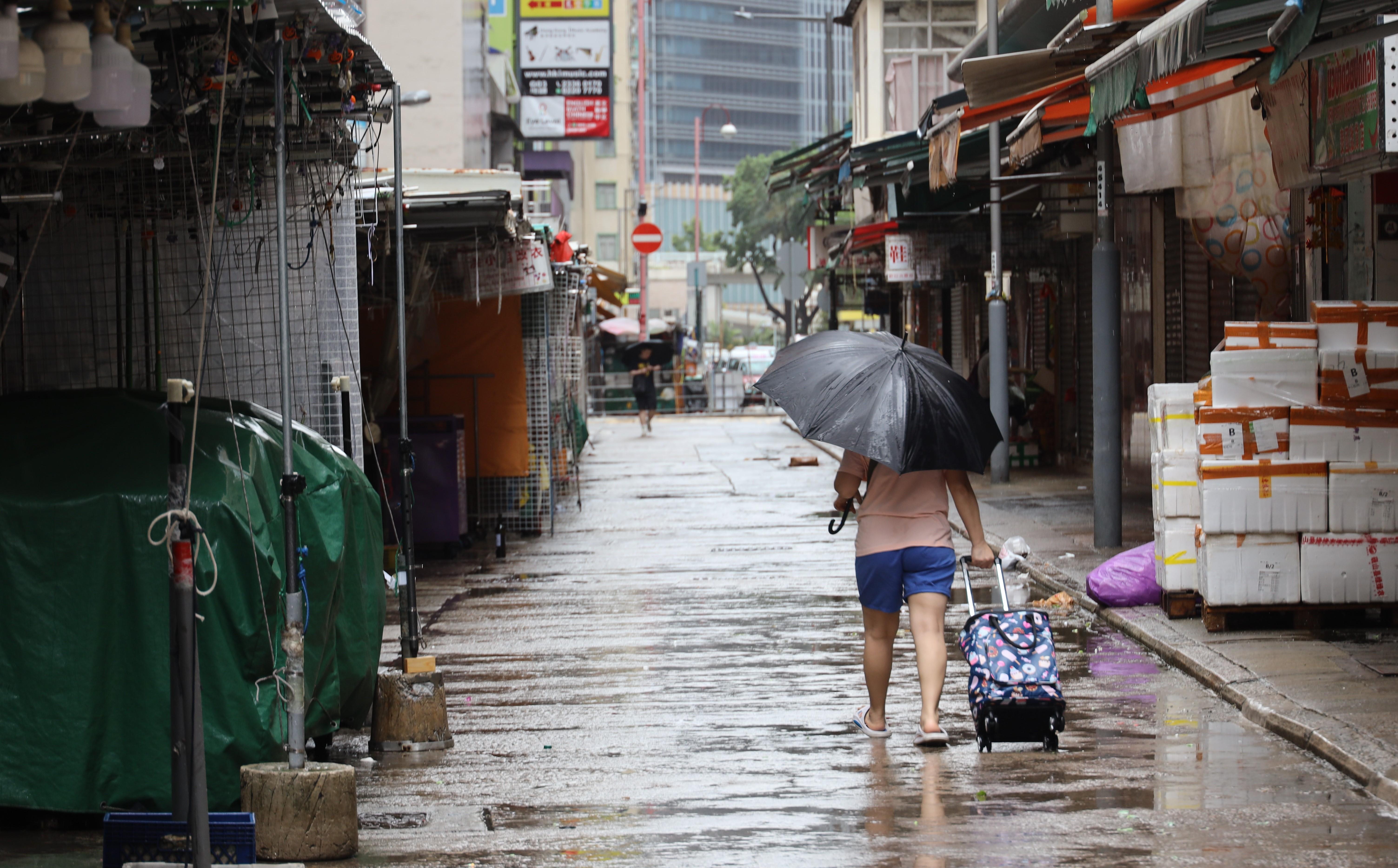 颱風塔巴︱八號烈風或暴風信號會維持至下午1時10分,改掛三號強風信號。(中通社)