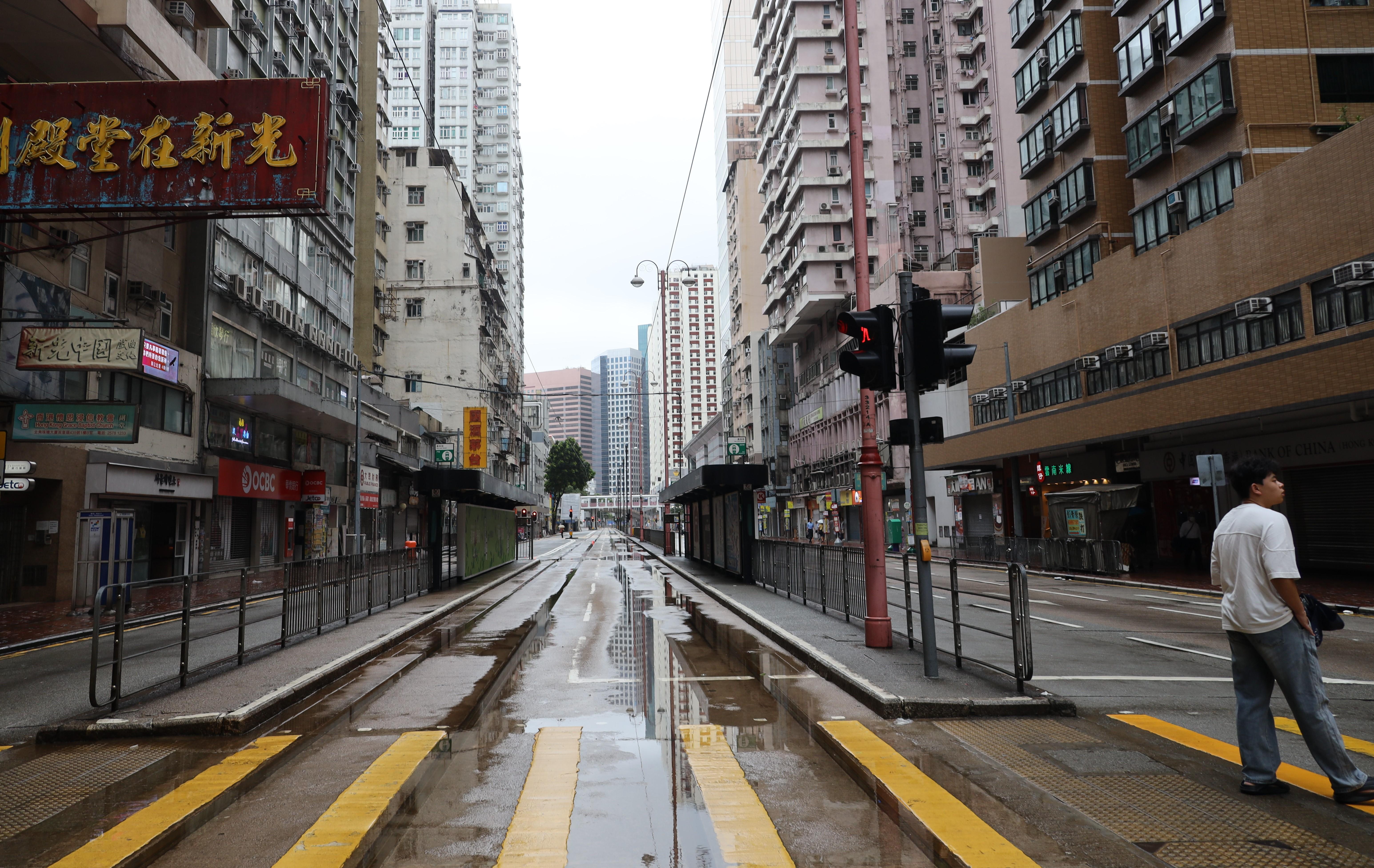 颱風塔巴︱八號烈風或暴風信號會維持至下午1時10分,改掛三號強風信號。(中通社)