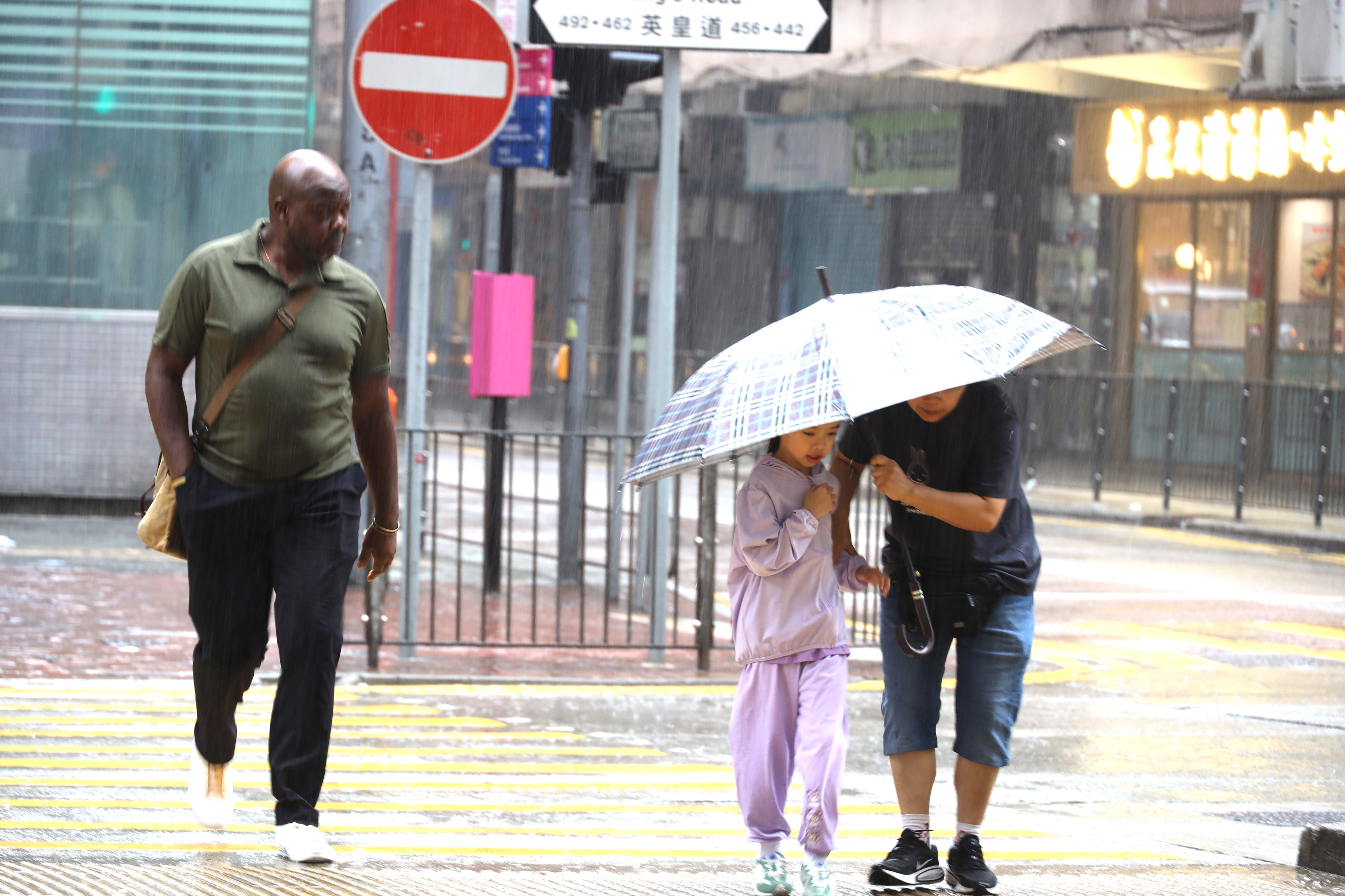 颱風塔巴︱八號烈風或暴風信號會維持至下午1時10分,改掛三號強風信號。(中通社)