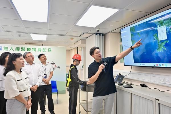 陳美寶早前到長洲視察,了解無人機配送醫療物資的最新進展。(政府新聞網)