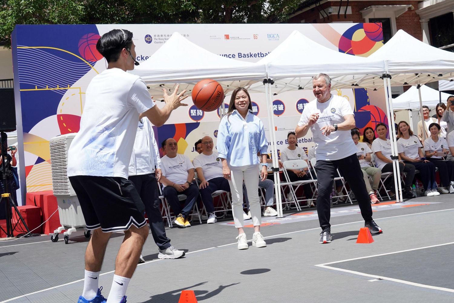 本地籃球員楊博文及曾湛元於計劃啟動禮上與青年人互動交流。(香港賽馬會提供圖片)