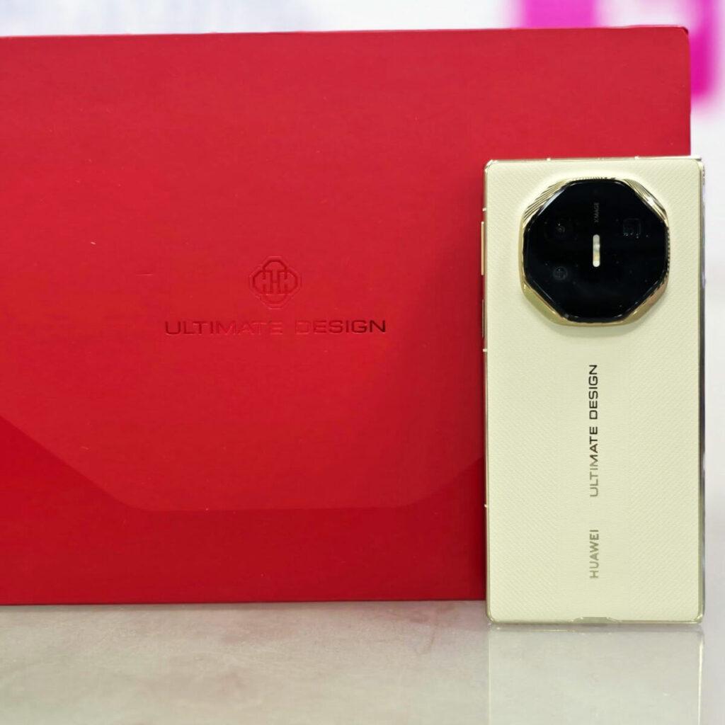 配備10.2吋3,184 x 2,232像素OLED三摺屏、50MP RYYB陣列F1.4-4.0 OIS三鏡跟多光譜紅楓原色鏡頭,Mate XTs非凡大師仍保持298g高便攜設計。