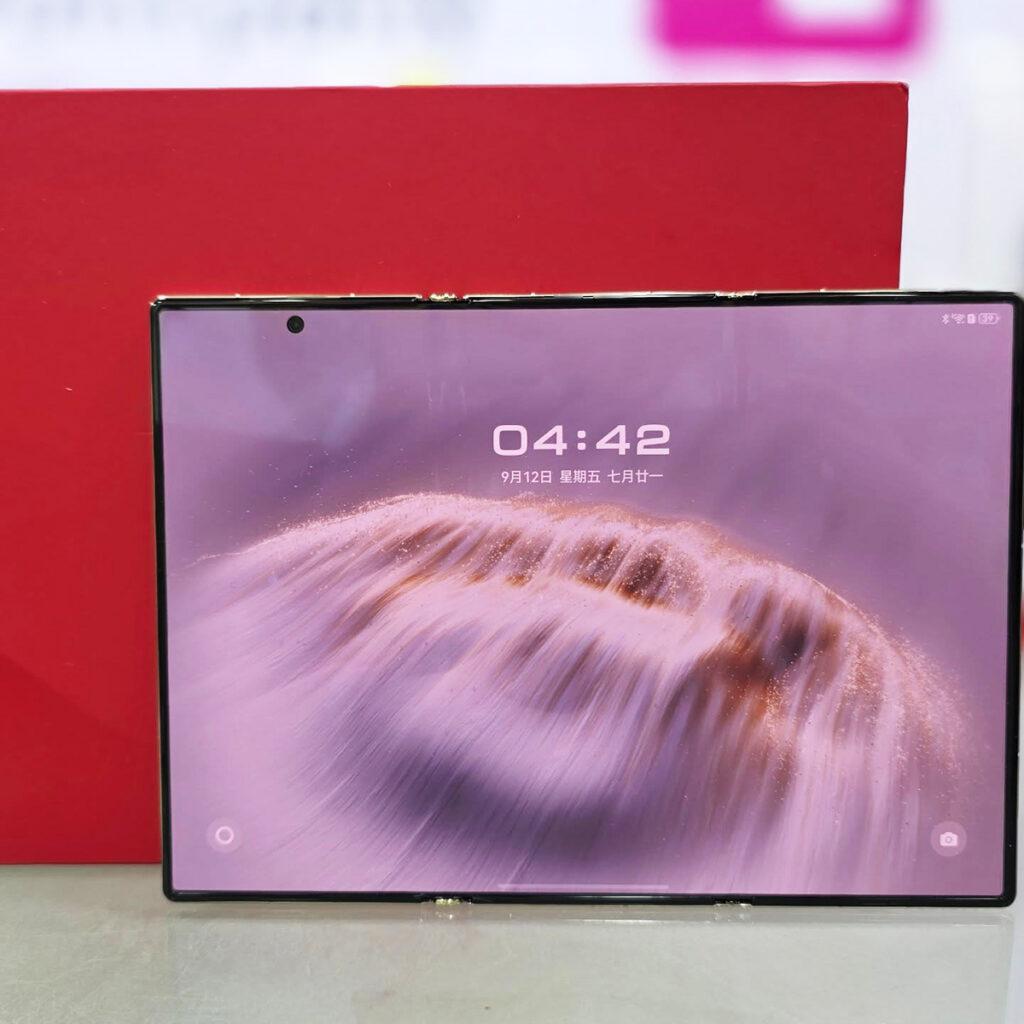 配備10.2吋3,184 x 2,232像素OLED三摺屏、50MP RYYB陣列F1.4-4.0 OIS三鏡跟多光譜紅楓原色鏡頭,Mate XTs非凡大師仍保持298g高便攜設計。