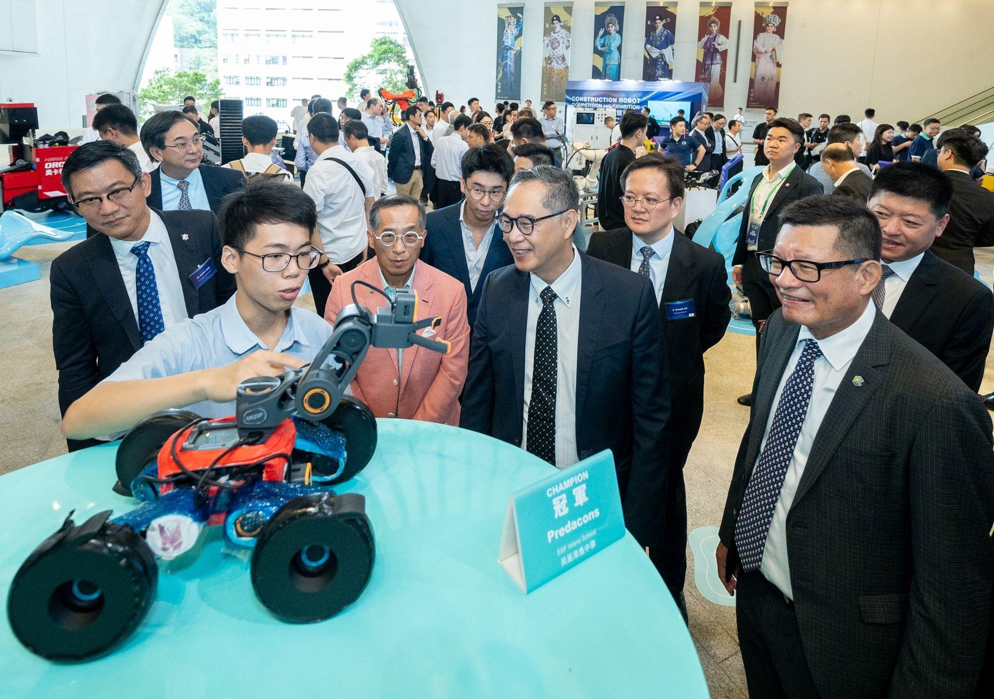 「建築機械人比賽暨展覽」展出燒焊機械人、機械狗、無人機等20多部負責不同建築工序的機械人,讓業界及公眾了解機械人技術的應用。