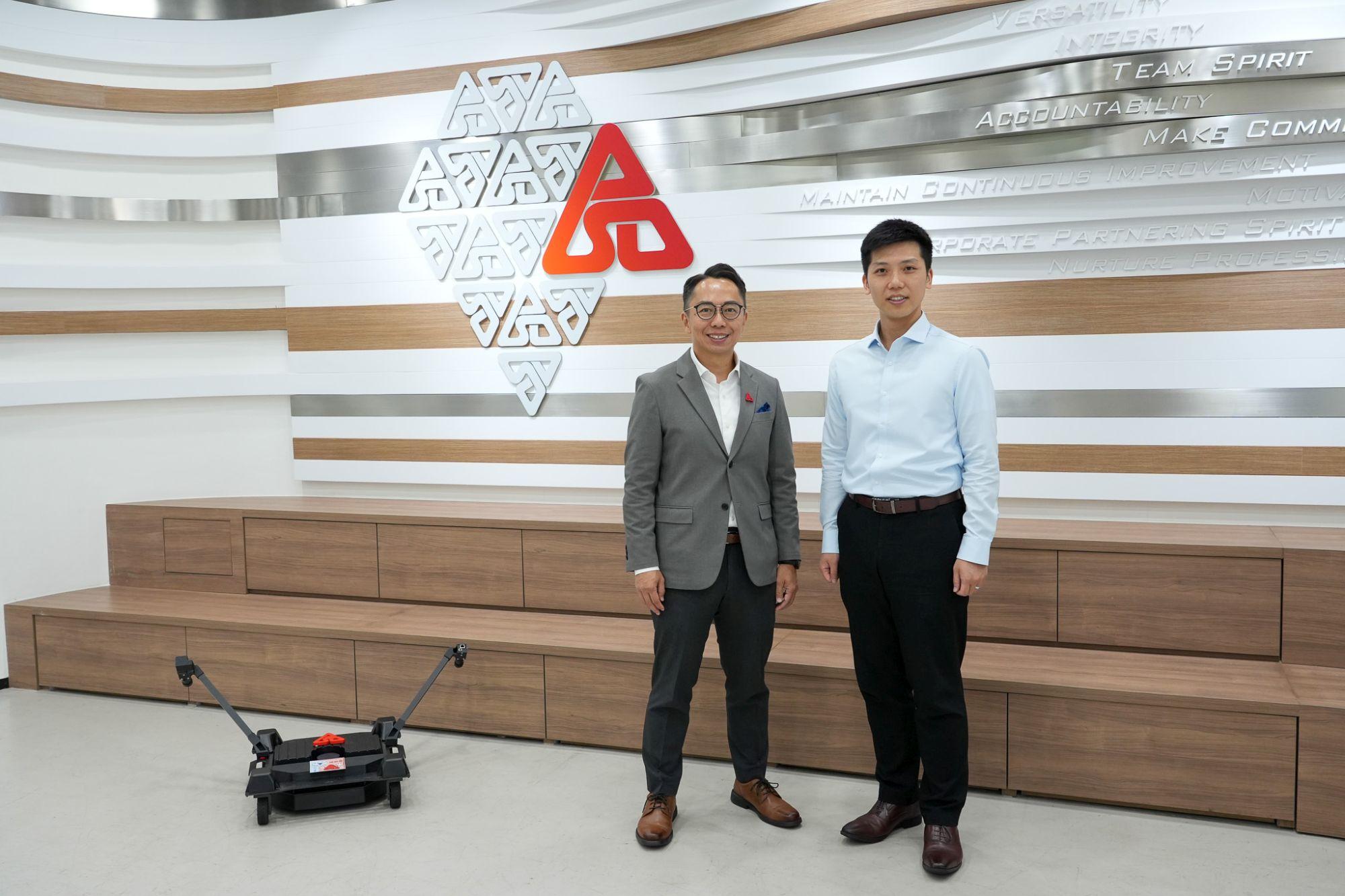 發展局助理秘書長(計劃管理)羅梓馨(右)與建築署總物業事務經理劉卓傑(左)介紹可近距離觀察外牆的爬壁機器人。