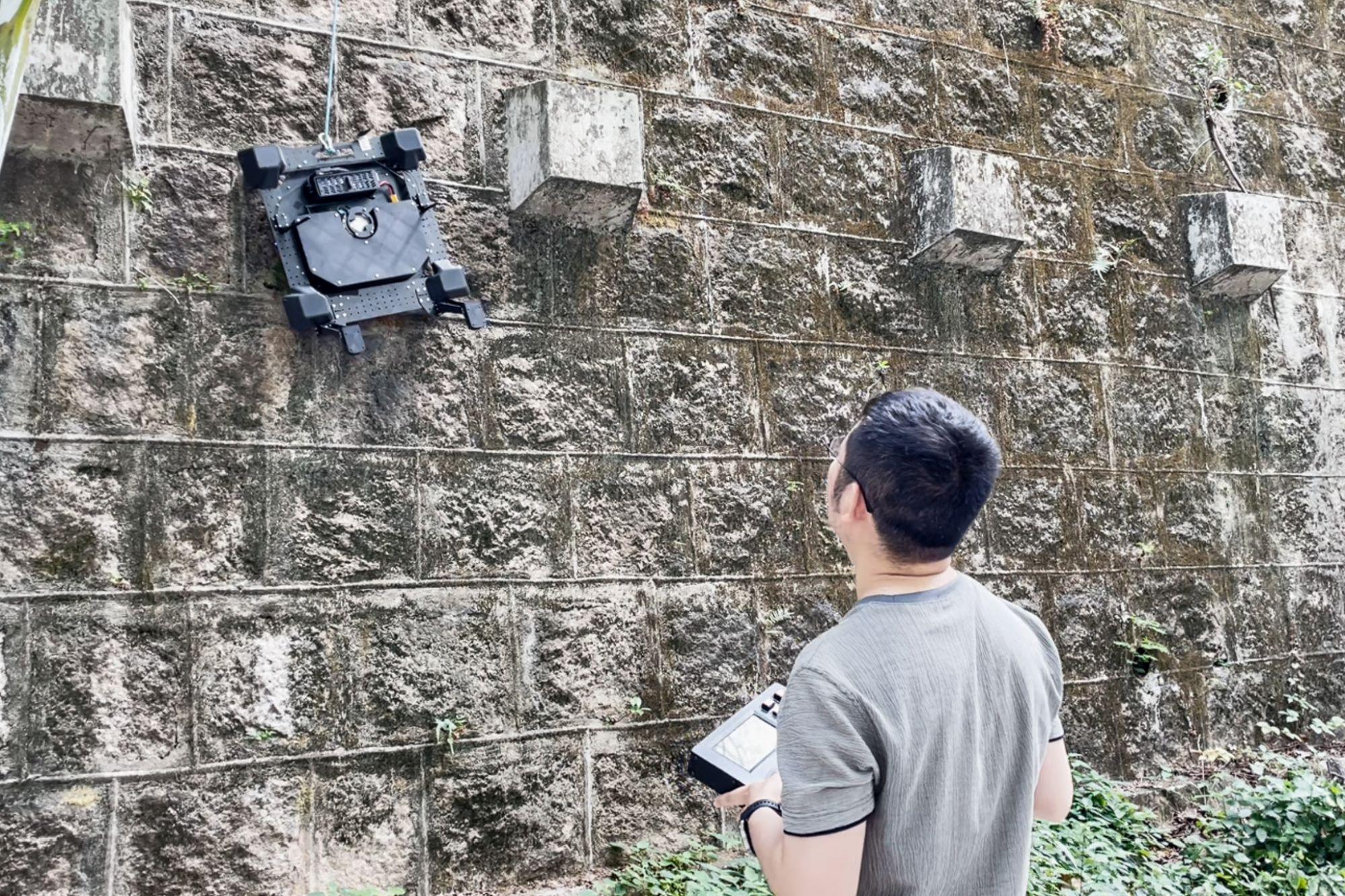 爬壁機器人配備高穩定性的負壓吸附系統,不論在平滑玻璃表面或是粗糙的牆面均可自如地滑行。