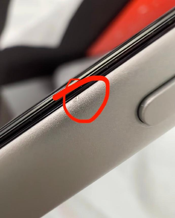 第一批iPhone 17貼膜受害者出現了。