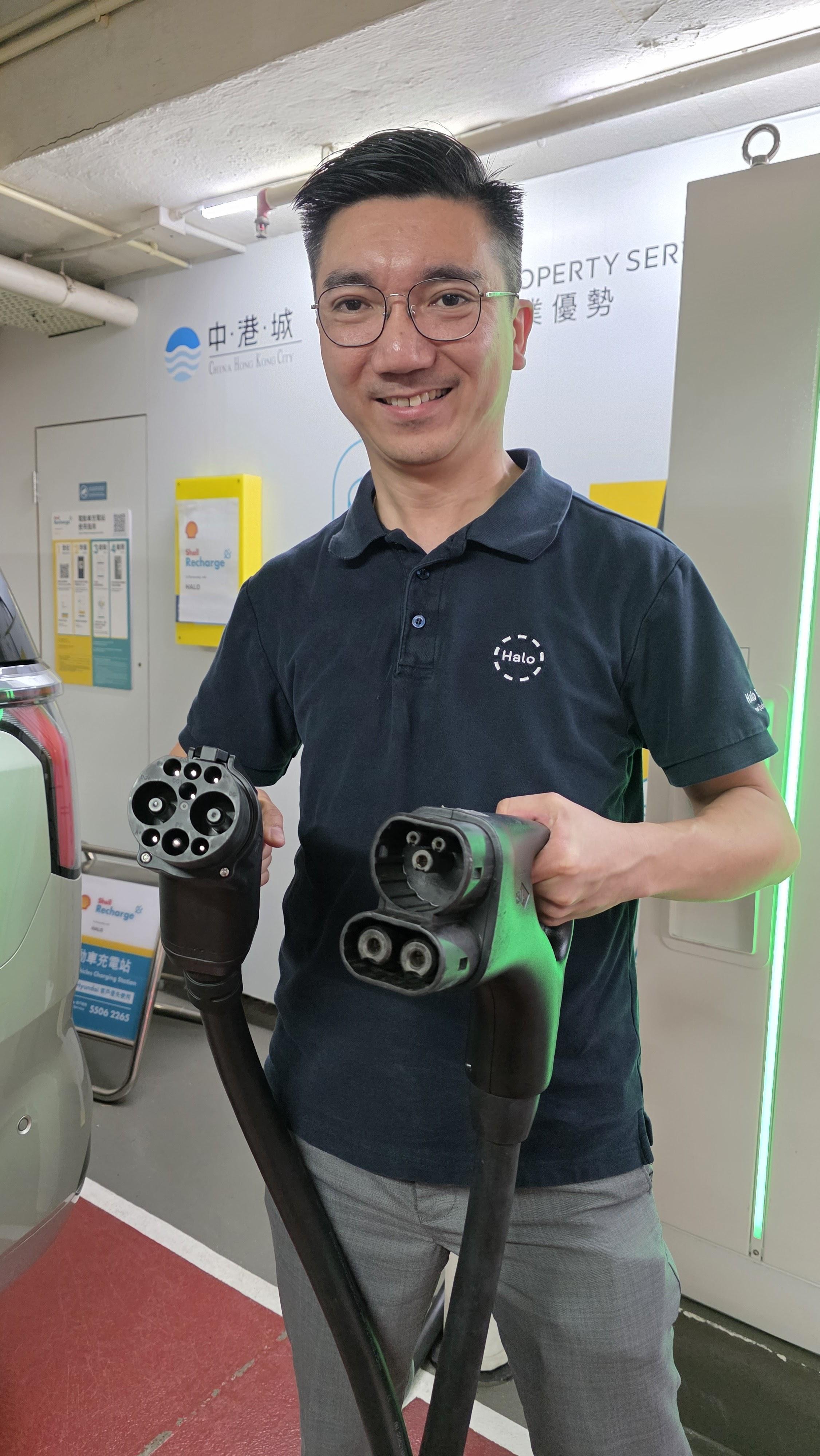 Martin展示國標充電頭(左)和歐標充電頭(右),兩者在接頭上的設計分別。