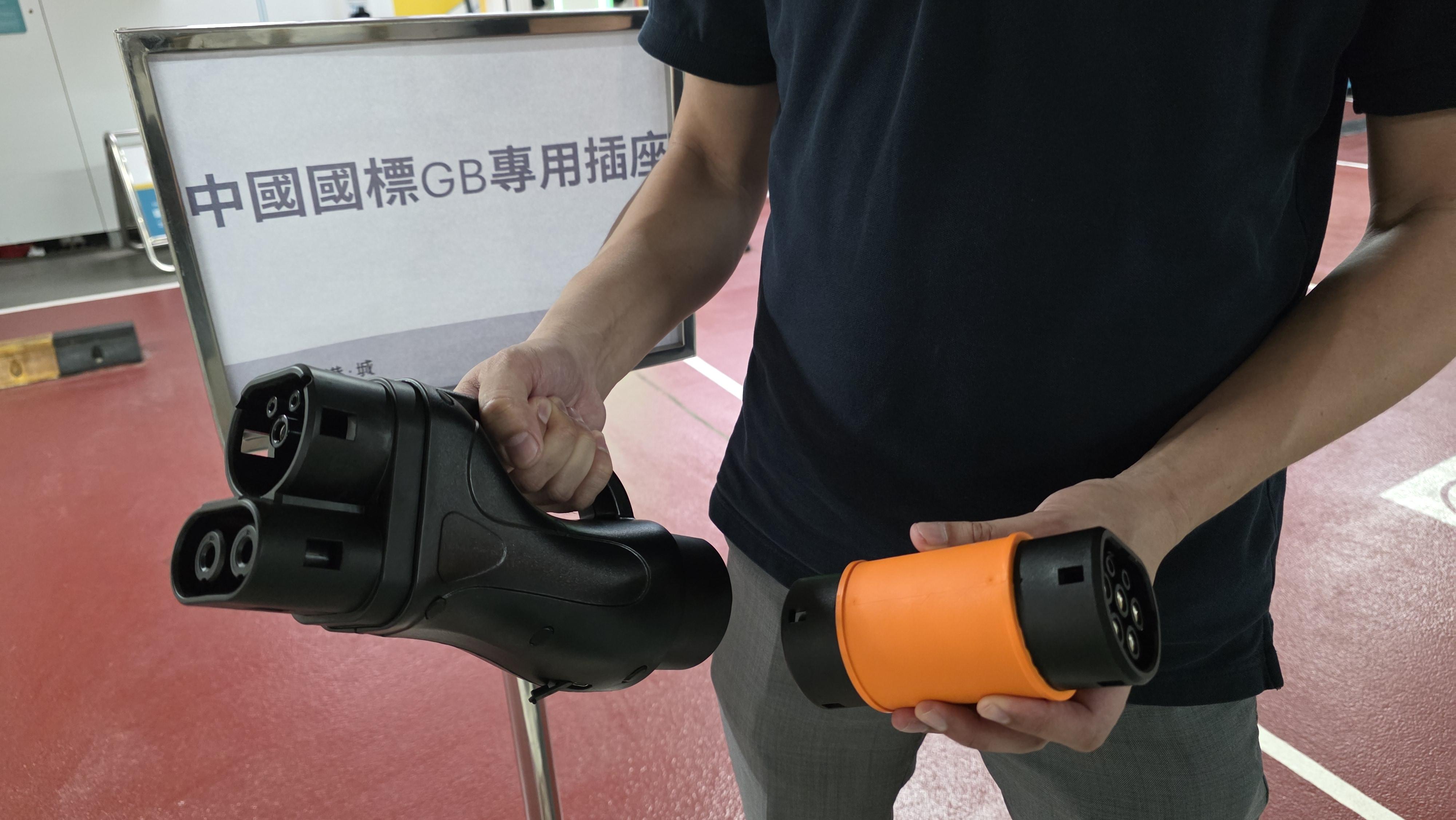 未有專屬具認證的充電插座前,中港兩地電動車主都會自備轉插,但質量成疑。