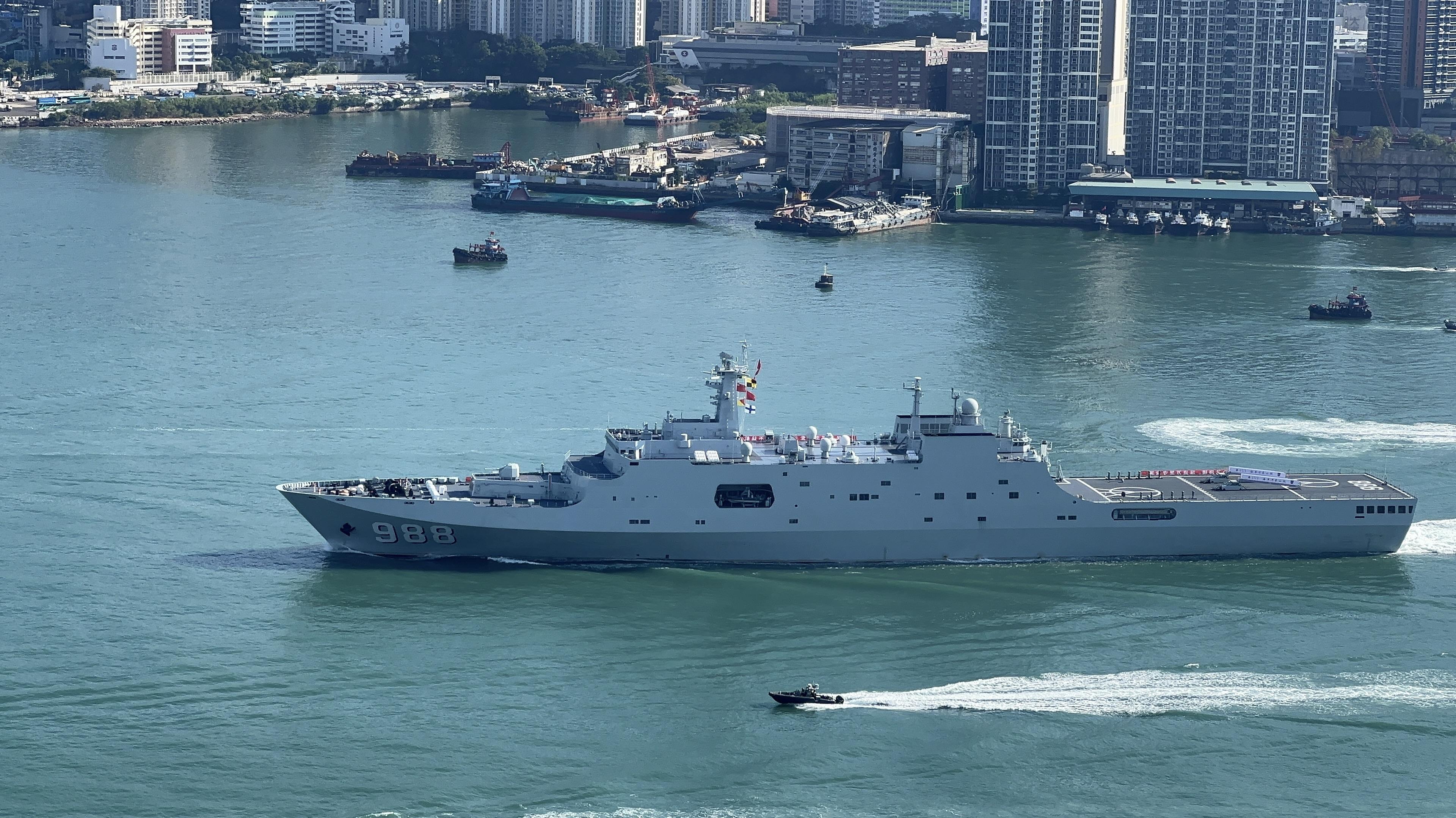 解放軍海軍戚繼光艦和沂蒙山艦進入香港水域,兩艦將在昂船洲軍營舉行艦艇開放活動,接受市民登艦參觀(中通社)
