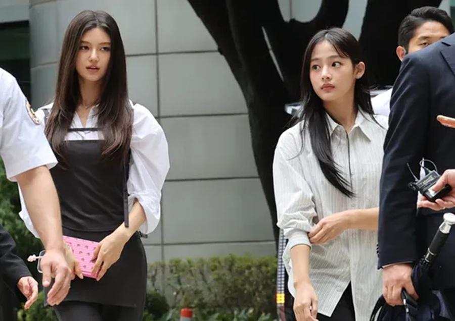 Minji(右)和Danielle上月出席第一次調解。