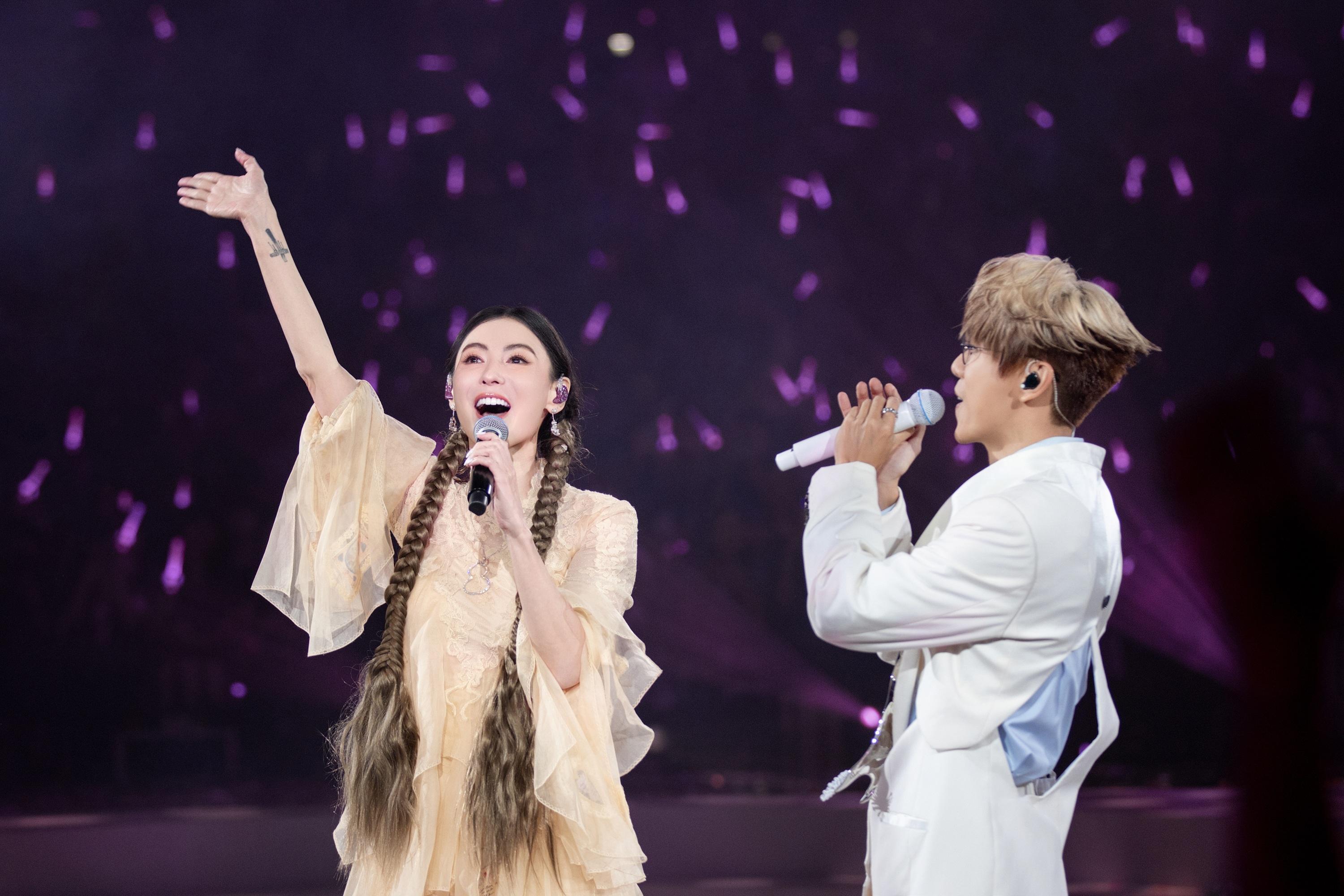 張栢芝日前擔任林家謙紅館演唱會嘉賓,兩人在台上合唱《任何天氣》及《留給最愛的說話》,全場尖叫歡呼