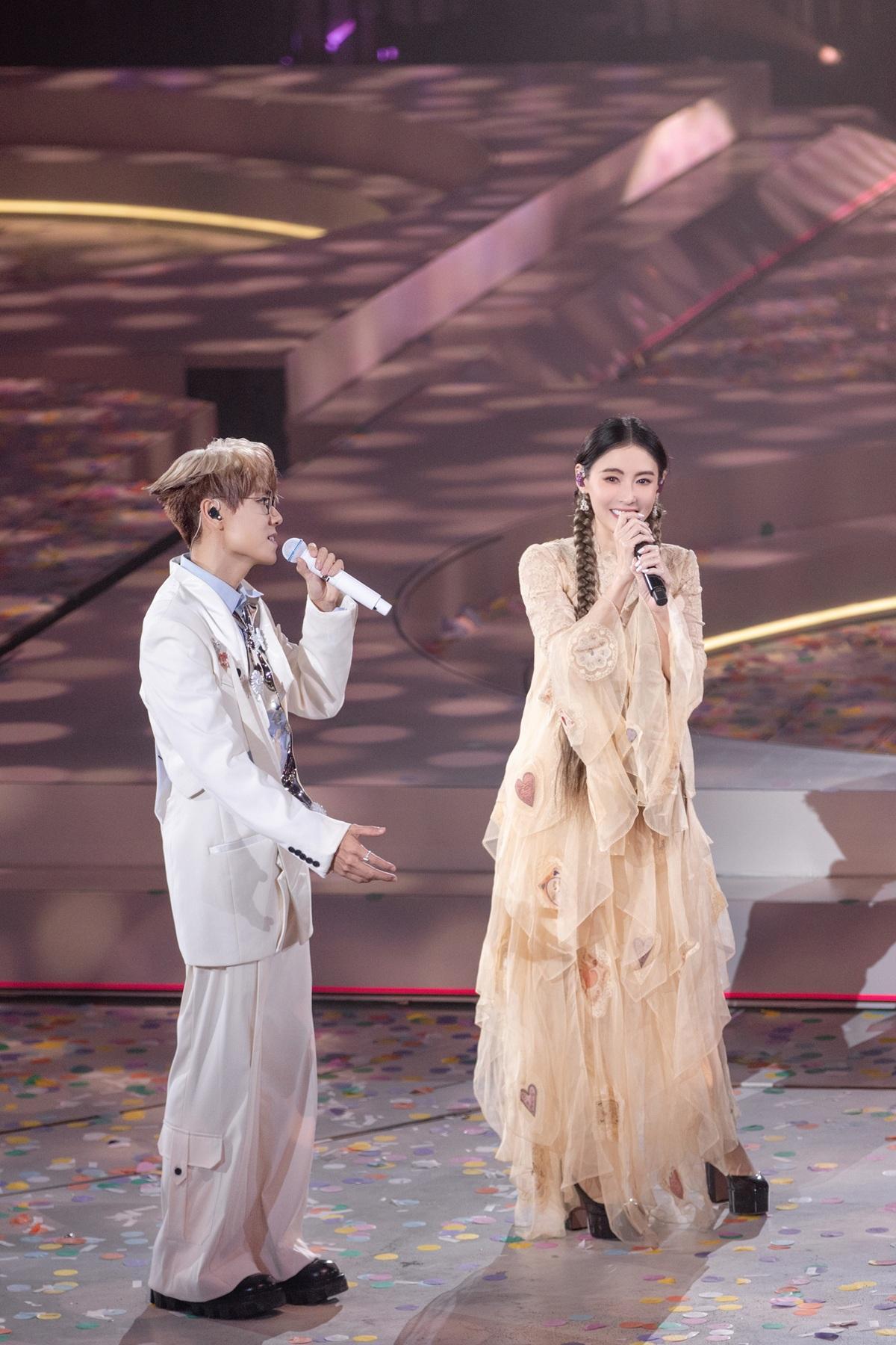 栢芝日前擔任林家謙紅館演唱會嘉賓,她以孖辮Look配薄紗裙登場,仙氣十足。