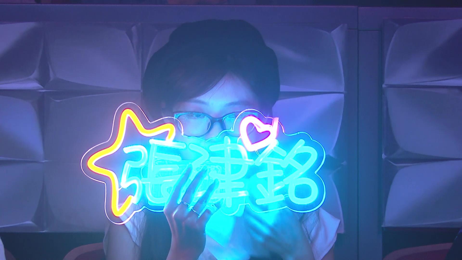 張津銘藉著機會眼濕濕多謝到場主持的女友。