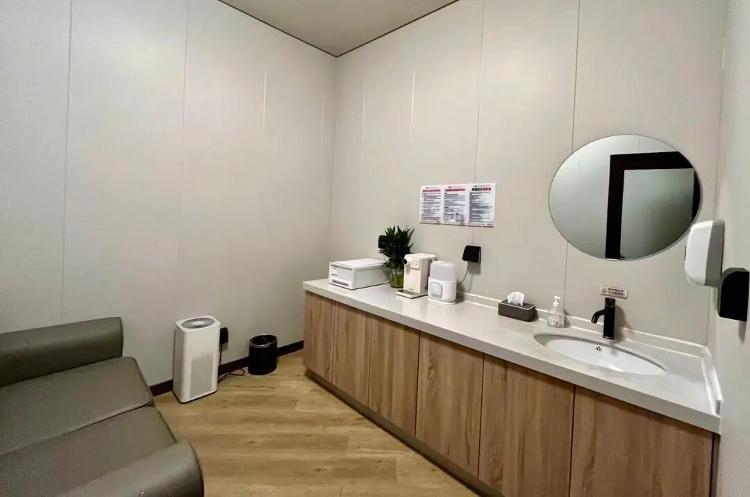 育嬰室內部配備沙發、洗手池、嬰兒床、換尿布台及奶瓶加熱器等設施,並將育嬰空間和哺乳空間分開,在哺乳區域設置「男士止步」標識與隔簾,確保哺乳媽媽的隱私。